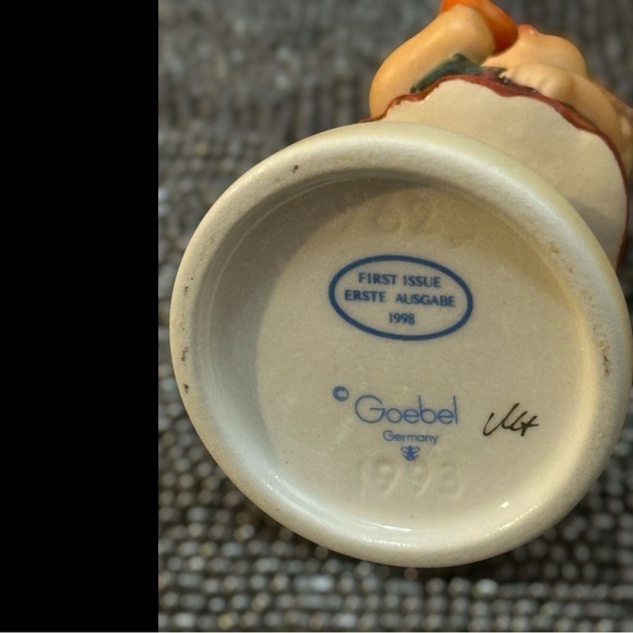 Goebel Hummel Figurine – “Ein Röschen für Dich Roses Are Red” – First Issue 1998 - Picture 2 of 8